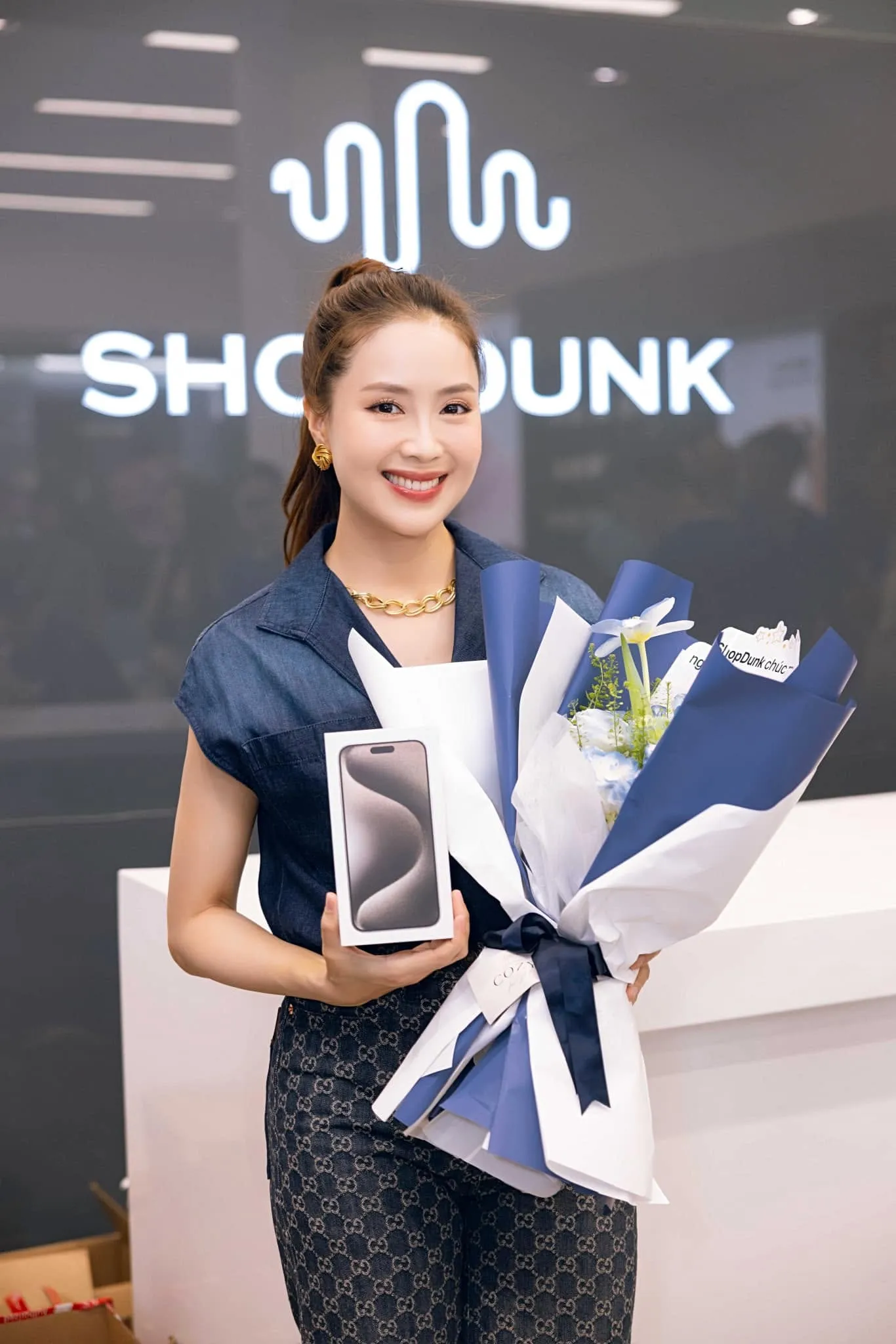 Diễn viên Hồng Diễm chọn lên đời iPhone tại ShopDunk